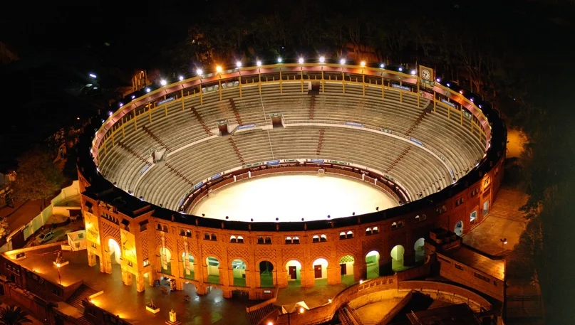 Fotografía aérea - plaza de toros nocturna